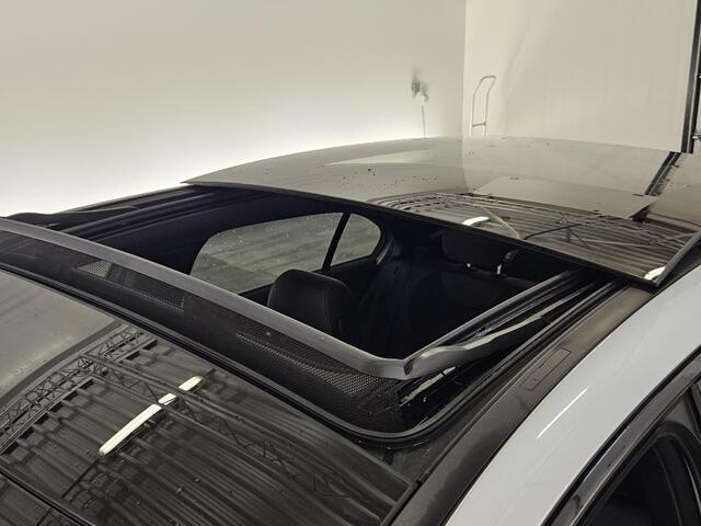 Mercedes-Benz A-KLASSE 180 Business Solution AMG | Panoramadak | Stoelverwarming | Camera | Navigatie | Apple Carplay | Keyless | Cruise Control | DAB |