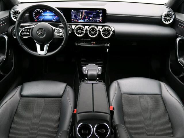 Mercedes-Benz A-KLASSE 180 Premium Plus Ledkoplampen | Apple CarPlay | Achteruitrijcamera | Spiegelpakket | Keyless-Go | Sfeerverlichting. Inclusief 24 maanden Mercedes-Benz Certified garantie voor Europa.
