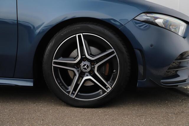 Mercedes-Benz A-KLASSE 180 Business Solution AMG Night Pakket Automaat Panoramadak Sfeerverlichting Widescreen Achteruitrijcamera