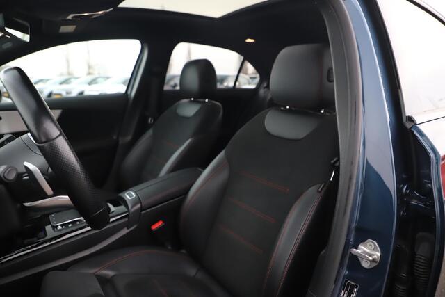 Mercedes-Benz A-KLASSE 180 Business Solution AMG Night Pakket Automaat Panoramadak Sfeerverlichting Widescreen Achteruitrijcamera