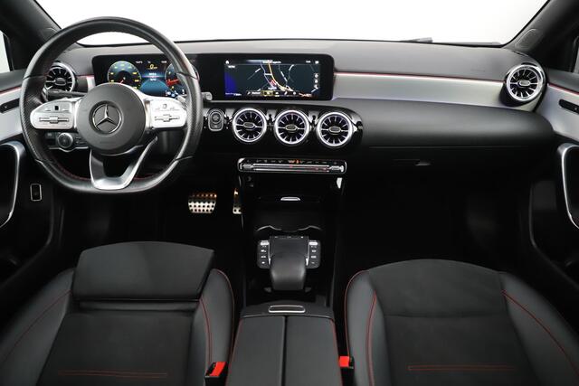 Mercedes-Benz A-KLASSE 180 Business Solution AMG Night Pakket Automaat Panoramadak Sfeerverlichting Widescreen Achteruitrijcamera