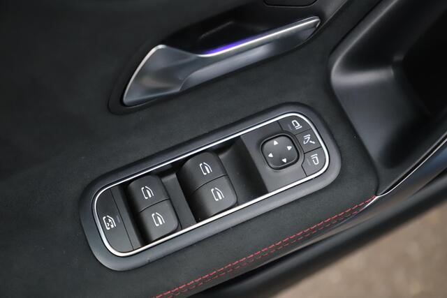 Mercedes-Benz A-KLASSE 180 Business Solution AMG Night Pakket Automaat Panoramadak Sfeerverlichting Widescreen Achteruitrijcamera