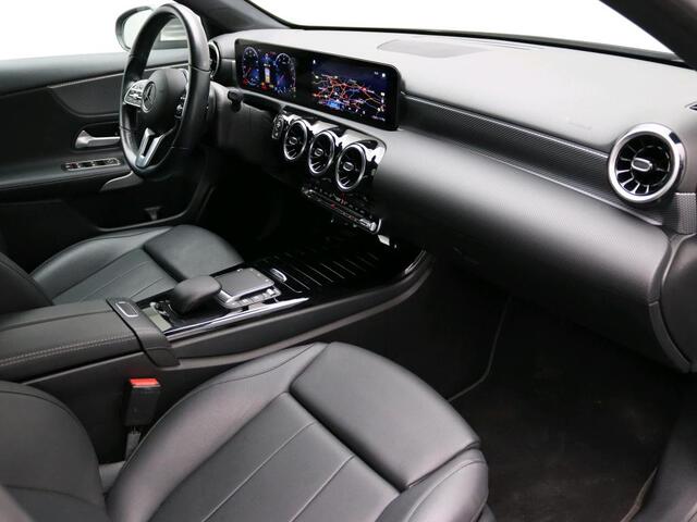 Mercedes-Benz A-KLASSE 180 Business Solution Luxury Ledkoplampen | Sfeerverlichting | Stoelverwarming | Parkeerpakket met achteruitrijcamera. Inclusief 48 maanden MB Certified garantie voor Europa.