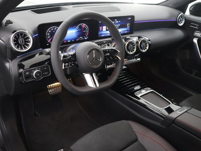 Mercedes-Benz A-KLASSE 250e Business Solution AMG | Panoramaschuifdak | Premium Plus | Head-up display | Dodehoekassistent |