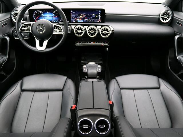 Mercedes-Benz A-KLASSE 180 Business Solution Luxury Panorama Schuif-Kanteldak | Parkeerpakket met achteruitrijcamera | Ledkoplampen | Sfeerverlichting | Apple CarPlay Inclusief 48 maanden MB Certified garantie voor Europa.