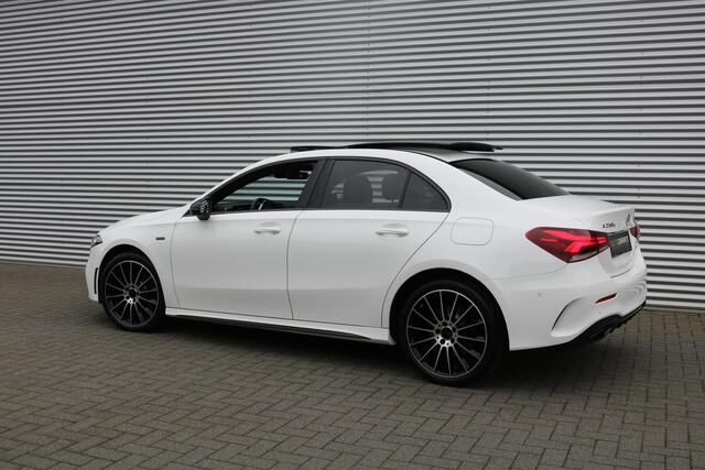 Mercedes-Benz A-KLASSE 250 e AMG Pakket AMG NightPakket (50.526Km! Pano Sportleder/Memory Widescreen Carplay Distronic 360Camera M-Bux Multibeam 19InchAMG PrivacyGlass)