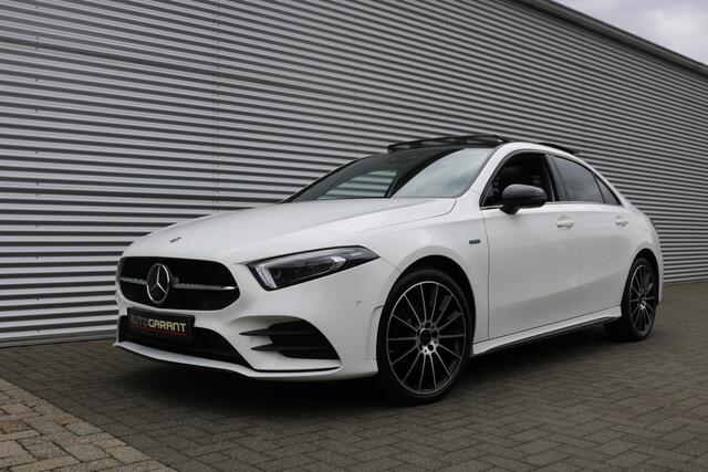 Mercedes-Benz A-KLASSE 250 e AMG Pakket AMG NightPakket (50.526Km! Pano Sportleder/Memory Widescreen Carplay Distronic 360Camera M-Bux Multibeam 19InchAMG PrivacyGlass)
