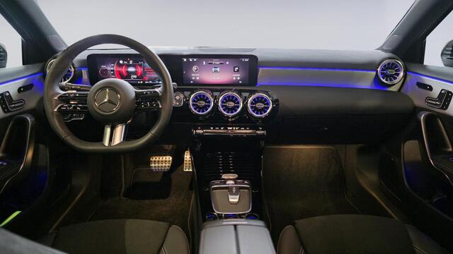 Mercedes-Benz A-KLASSE 200 AMG Line | Pano | Memory Seats | 360 Camera