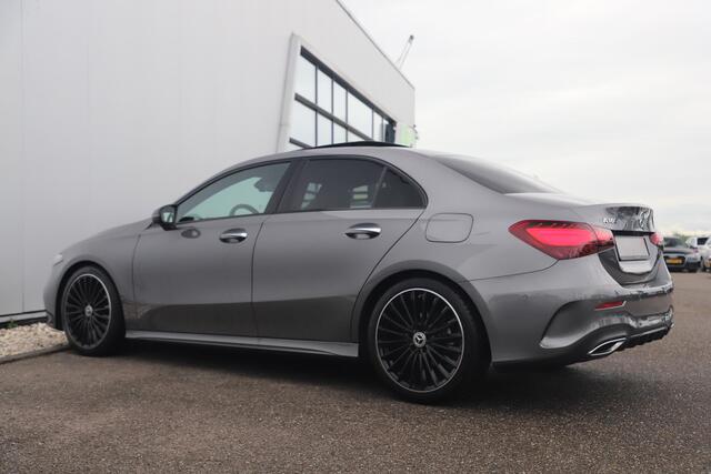 Mercedes-Benz A-KLASSE 180 AMG Line Night Pakket Automaat Panoramadak 19 inch Keyless Sfeerverlichting Burmester Carplay Navigatie Camera Half Leder Stoelverwarming NAP! Dealer onderhouden!