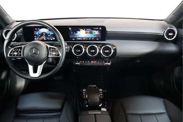 Mercedes-Benz A-KLASSE 180 Luxury Line | Camera | Magno | Pano | Leder