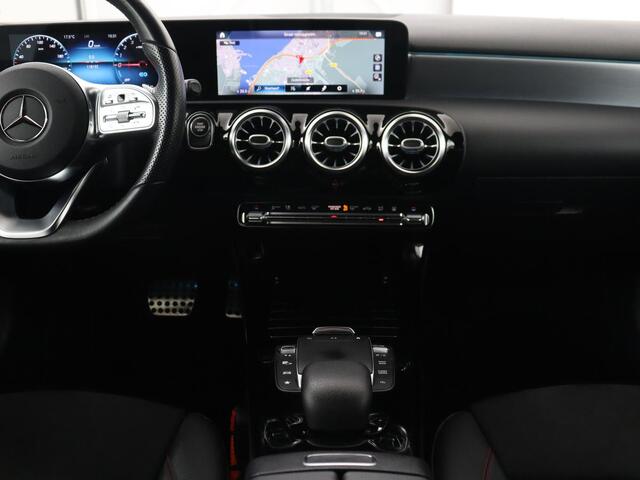 Mercedes-Benz A-KLASSE 250e AMG Limited | Carplay | Stoelverwarming | Leder/Alcantara | Widescreen | Sfeerverlichting | Navigatie | Camera | Full LED | Park Assist | PHEV | Plug In