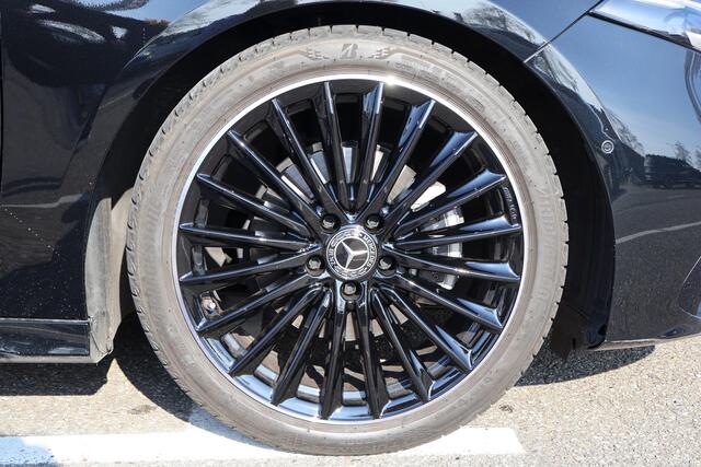 Mercedes-Benz A-KLASSE 180 Business Solution AMG I 2025 I Panorama dak I Multibeam l 360 camera I KEYLESS I Sfeerverlichting I Stoelverwarming I Spaak velgen I I Nightpakket I Nederlandse auto I BTW I