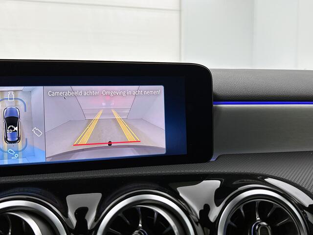 Mercedes-Benz A-KLASSE 180 Business Solution AMG | AMG Line Plus pakket | Nightpakket | Trekhaak | Burmester sound system | GUARD 360° Voertuigbescherming Plus | 360° camera | Head-up display | 19 inch AMG velgen | Panoramaschuifdak | Augmented Reality navigatie |
