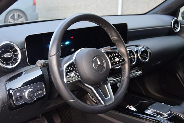 Mercedes-Benz A-KLASSE 200 Launch Edition | Automaat | trekhaak elektrisch uitklapbaar | stof/lederen bekleding |