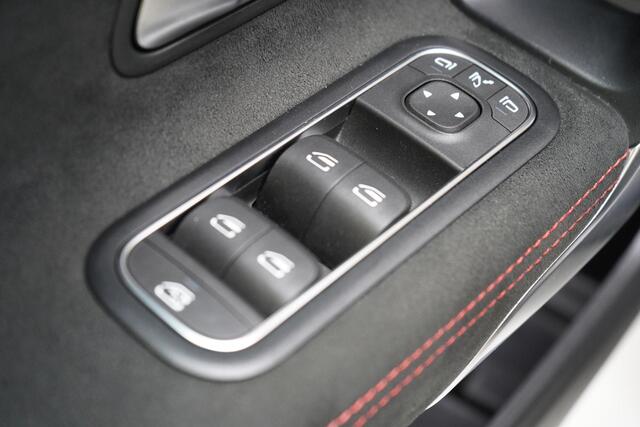Mercedes-Benz A-KLASSE 250 e AMG Line | SoH 96% | Sfeerverlichting | Navigatie | Black pakket | Sportstoelen