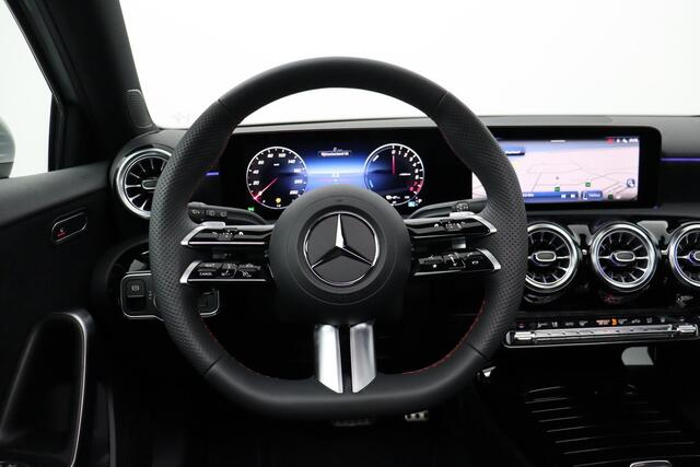 Mercedes-Benz A-KLASSE 250 e AMG | Panoramadak | Dodehoekassistent | Privacy Glas Achter | Sfeerverlichting | Stoelverwarming | Parkeersensoren |