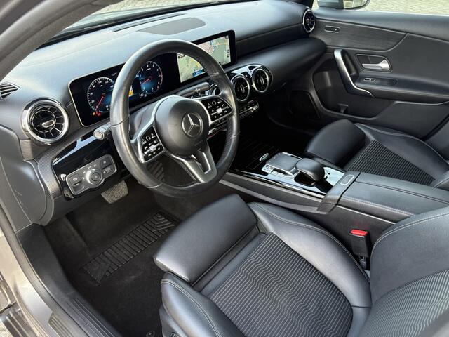 Mercedes-Benz A-KLASSE 180 Business Solution | Stoelverwarming | Navigatie | PDC | Camera | Navigatie | AMG Line