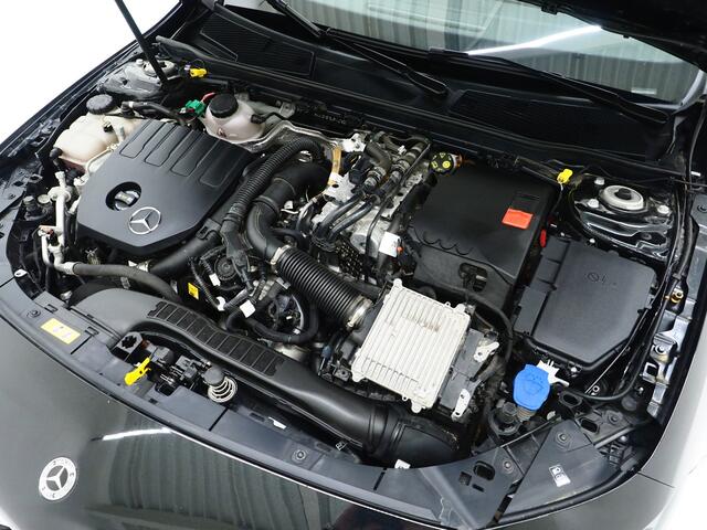 Mercedes-Benz A-KLASSE 250 e Luxury Line | Panoramadak | Sfeerlicht | Camera | Keyless | Zwarte Hemel | Cruise | DAB