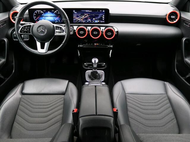 Mercedes-Benz A-KLASSE 180 Ledkoplampen | Achteruitrijcamera | Navigatiesysteem met harde schijf | Apple CarPlay. Inclusief 24 maanden Mercedes-Benz Certified garantie voor Europa.