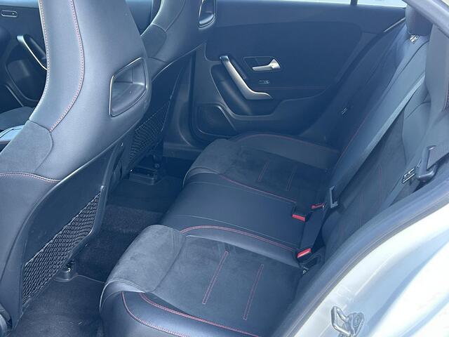 Mercedes-Benz A-KLASSE 180 Business Solution AMG | Panoramadak | Navigatie | Camera | Climate Control |