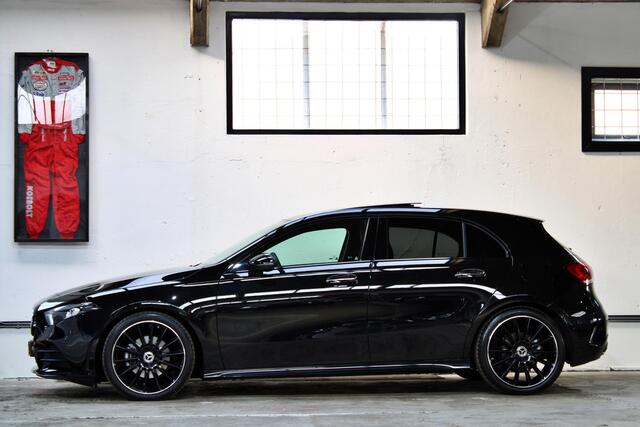 Mercedes-Benz A-KLASSE 180 AMG Line | Panoramadak | Night | 19 inch | Sfeerverlichting | Apple Carplay | NL auto |