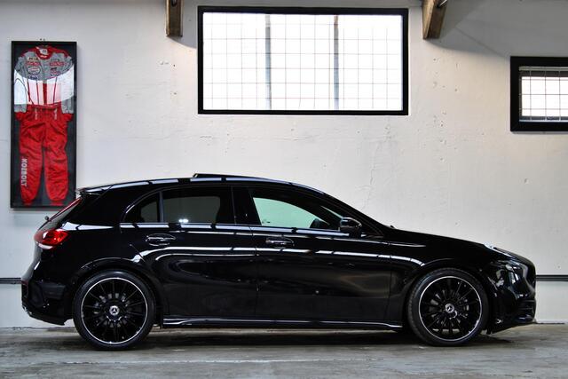 Mercedes-Benz A-KLASSE 180 AMG Line | Panoramadak | Night | 19 inch | Sfeerverlichting | Apple Carplay | NL auto |