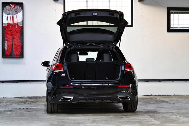 Mercedes-Benz A-KLASSE 180 AMG Line | Panoramadak | Night | 19 inch | Sfeerverlichting | Apple Carplay | NL auto |