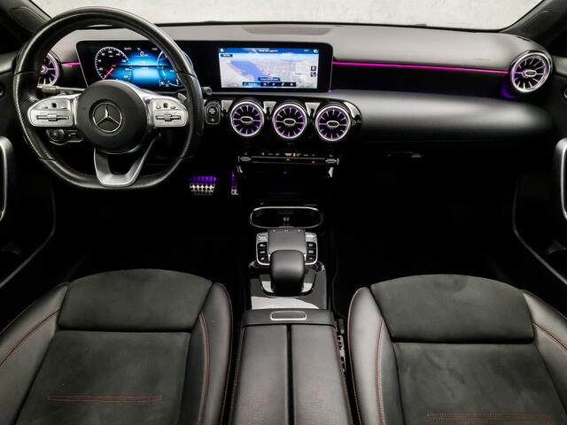 Mercedes-Benz A-KLASSE 220 AMG Sport 191Pk Automaat (SCHUIFDAK, SFEERVERLICHTING, APPLE CARPLAY, GROOT NAVI, LEDER/ALCANTARA, STOELVERWARMING, WIDESCREEN, CAMERA, NIEUWSTAAT)