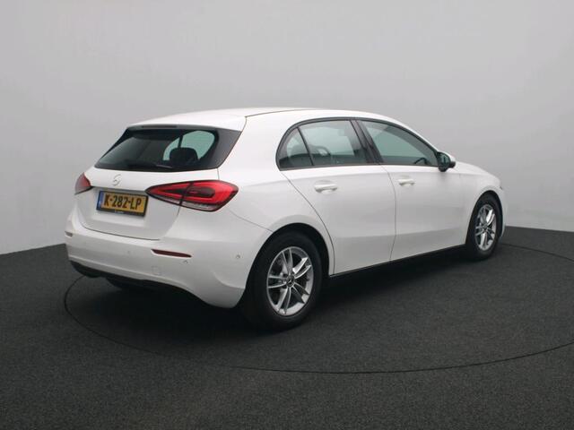 Mercedes-Benz A-KLASSE 180 Business Solution Ledkoplampen | Achteruitrijcamera | Spiegelpakket | Licht- en zicht pakket. Inclusief 24 maanden MB Certified garantie voor Europa.