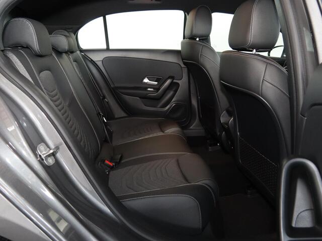 Mercedes-Benz A-KLASSE 180 Star Edition | Voorstoelen verwarmd | Achteruitrijcamera | LED-koplampen