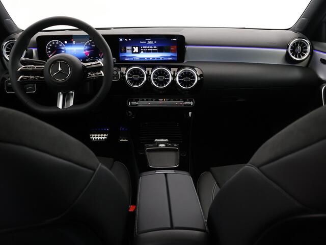 Mercedes-Benz A-KLASSE 180 Business Solution AMG | Night edition | Panoramadak | Memory stoelen | Head-up display | Stoelverwarming | Dodehoekassistent | AMG Line Plus