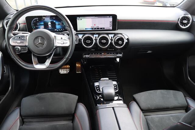 Mercedes-Benz A-KLASSE 180 Business Solution AMG Virtual Cockpit, Navigatie, Cruise control, Camera, Stoelverwarming, Apple Carplay