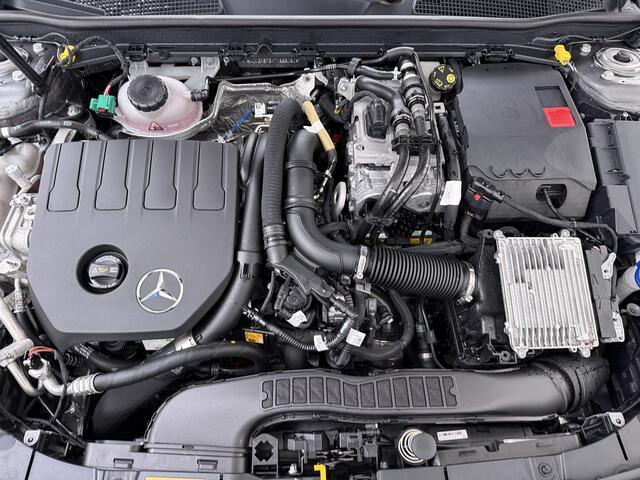 Mercedes-Benz A-KLASSE 250e AMG // istronic // Panoramadak // Headup // 360 Camera // 19" // Carplay // Sfeerverlichting // Nightpakket // Memory