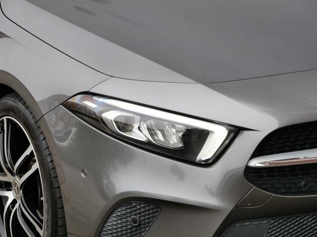 Mercedes-Benz A-KLASSE 180 Business Solution 136 Pk Automaat Navigatie / Camera / 18 inch / Stoelverwarming