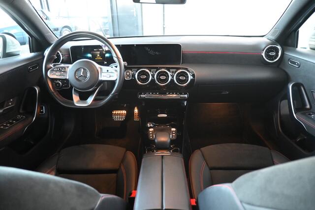 Mercedes-Benz A-KLASSE 180 Business Solution AMG Automaat Navigatie Widescreen Stoelverwarming Inruil Mogelijk!