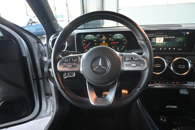 Mercedes-Benz A-KLASSE 180 Business Solution AMG Automaat Navigatie Widescreen Stoelverwarming Inruil Mogelijk!