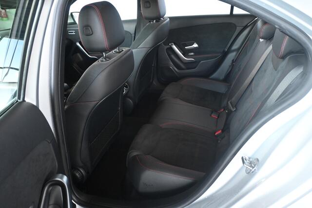 Mercedes-Benz A-KLASSE 180 Business Solution AMG Automaat Navigatie Widescreen Stoelverwarming Inruil Mogelijk!