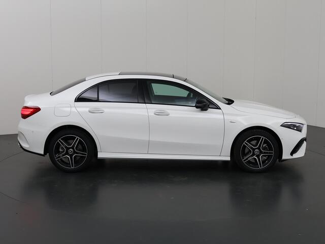 Mercedes-Benz A-KLASSE 250 e Business Solution AMG | Night Pakket | 360* Camera | Panoramadak | Dode hoek |