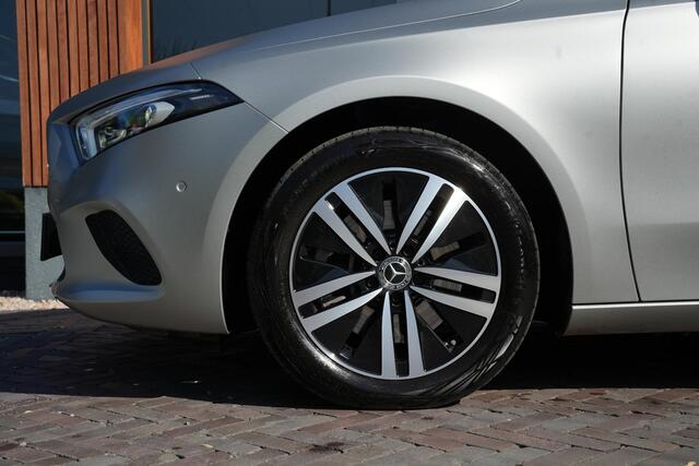 Mercedes-Benz A-KLASSE 250 e Premium Plus Panoramadak Widescreen Adaptieve Cruise Leer Stoelverw. Ambient