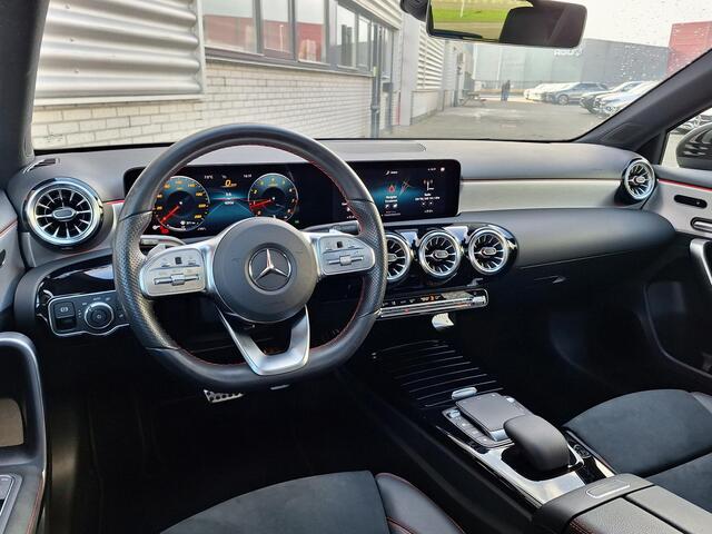 Mercedes-Benz A-KLASSE 180 Business Solution AMG | Panoramadak | Night pakket | Achteruitrijcamera | Memory pakket | Sfeerverlichting | Stoelverwarming | Multibeam LED | Keyless-GO