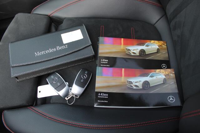 Mercedes-Benz A-KLASSE 180 AMG Night pakket Panoramadak/Stoelverwarming/Sfeerverlichting/DAB/Achteruitrijcamera/Cruise control 2e Paasdag geopend op Hellevoetsluis & Rotterdam van 12:00 tot 17:00