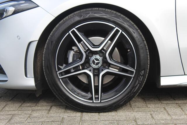 Mercedes-Benz A-KLASSE 180 AMG Night pakket Panoramadak/Stoelverwarming/Sfeerverlichting/DAB/Achteruitrijcamera/Cruise control 2e Paasdag geopend op Hellevoetsluis & Rotterdam van 12:00 tot 17:00