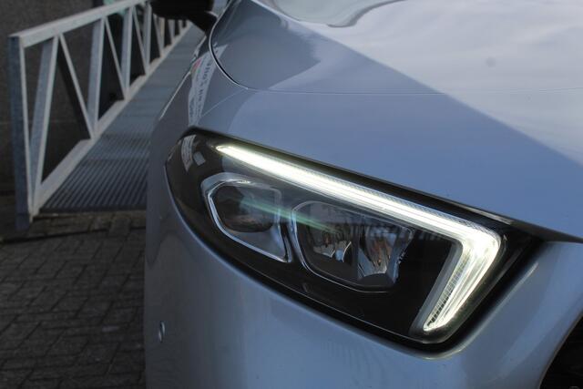 Mercedes-Benz A-KLASSE 180 AMG Night pakket Panoramadak/Stoelverwarming/Sfeerverlichting/DAB/Achteruitrijcamera/Cruise control 2e Paasdag geopend op Hellevoetsluis & Rotterdam van 12:00 tot 17:00