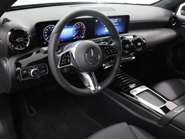 Mercedes-Benz A-KLASSE 180 Star Edition | Widescreen | Achteruitrijcamera | Led-koplampen | Parkeer assistent | Stoelverwarming |
