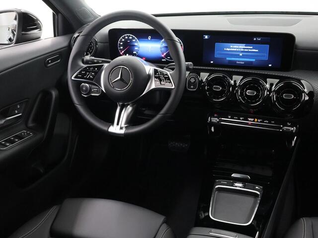 Mercedes-Benz A-KLASSE 180 Star Edition | Widescreen | Achteruitrijcamera | Led-koplampen | Parkeer assistent | Stoelverwarming |