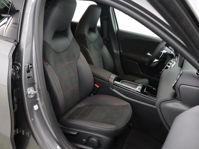 Mercedes-Benz A-KLASSE 180 Star Edition AMG Line | Panorama-schuifdak | Stoelverwarming | Achteruitrijcamera | Sfeerverlichting |