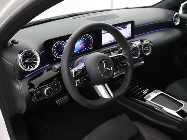 Mercedes-Benz A-KLASSE 180 Star Edition AMG Line | Nightpakket | Achteruitrijcamera | MULTIBEAM LED | Sfeerverlichting | Panoramaschuifdak | Sfeerverlichting