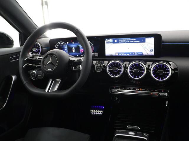 Mercedes-Benz A-KLASSE 180 Star Edition AMG Line | Nightpakket | Achteruitrijcamera | MULTIBEAM LED | Sfeerverlichting | Panoramaschuifdak | Sfeerverlichting