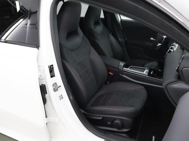 Mercedes-Benz A-KLASSE 180 Star Edition AMG Line | Nightpakket | Achteruitrijcamera | MULTIBEAM LED | Sfeerverlichting | Panoramaschuifdak | Sfeerverlichting