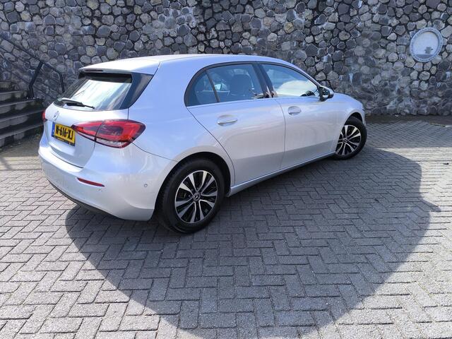 Mercedes-Benz A-KLASSE 180 Business Solution AMG All season banden, grote navi, virtual cockpit, carplay, camera, DAB+, stoelverwarming